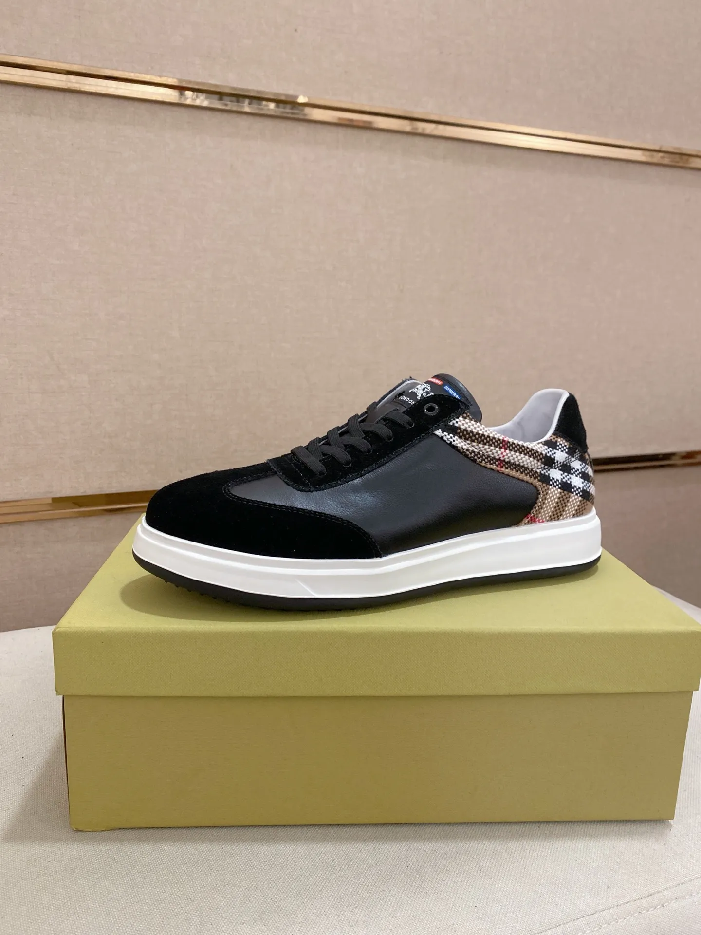 Men's shoes💰: 440💰🇮🇹🇮🇹The counters are synchronized with Burberry's top purchasing agents🔍🔍Synchronized sales. Positive code number: 38-44. Italian imported cowhide, fully imported sheepskin lining, sole: original sole provided by the original factory, exclusive movable molded sole, super comfortable, original factory follow-up order, 🔍🔍high quality, you can enter and leave the counter at will, welcome to compare (45 yuan for customization, no return or exchange)